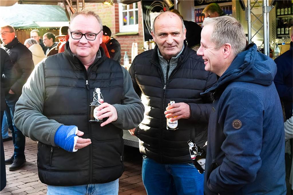 Reibekuchenduft lockt Besucher an: Waldweihnachtsmarkt in Ellewick