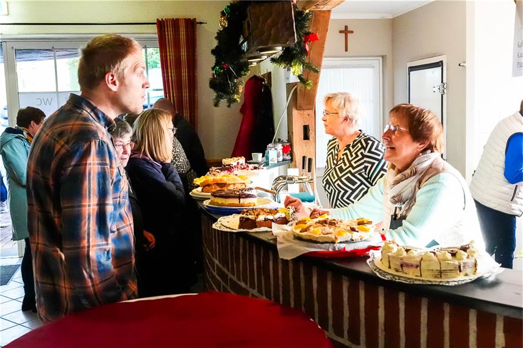 Eine große Auswahl an Weihnachtsdeko und an verschiedenen Speisen wurden den Besuchern des Weihnachtsmarkts in Ellewick geboten. Es war wieder ein geselliger Treffpunkt.