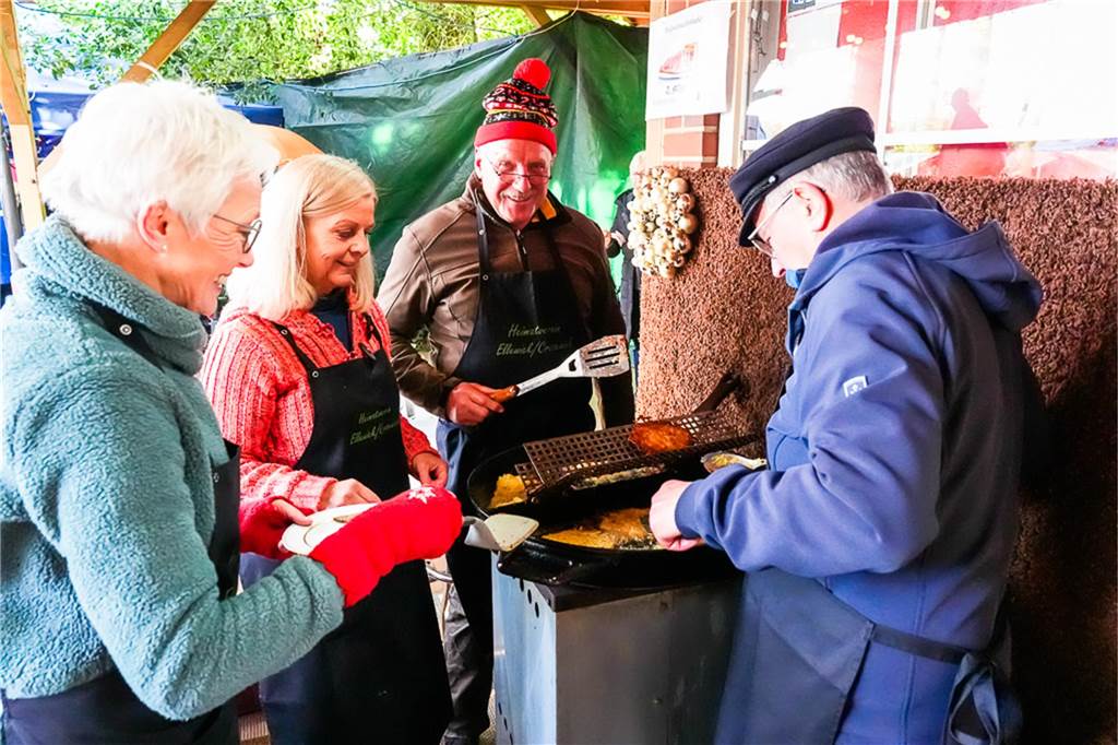 Reibekuchenduft lockt Besucher an: Waldweihnachtsmarkt in Ellewick