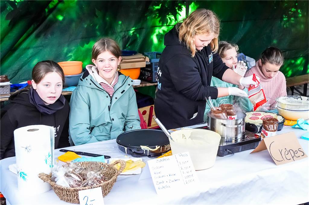 Reibekuchenduft lockt Besucher an: Waldweihnachtsmarkt in Ellewick