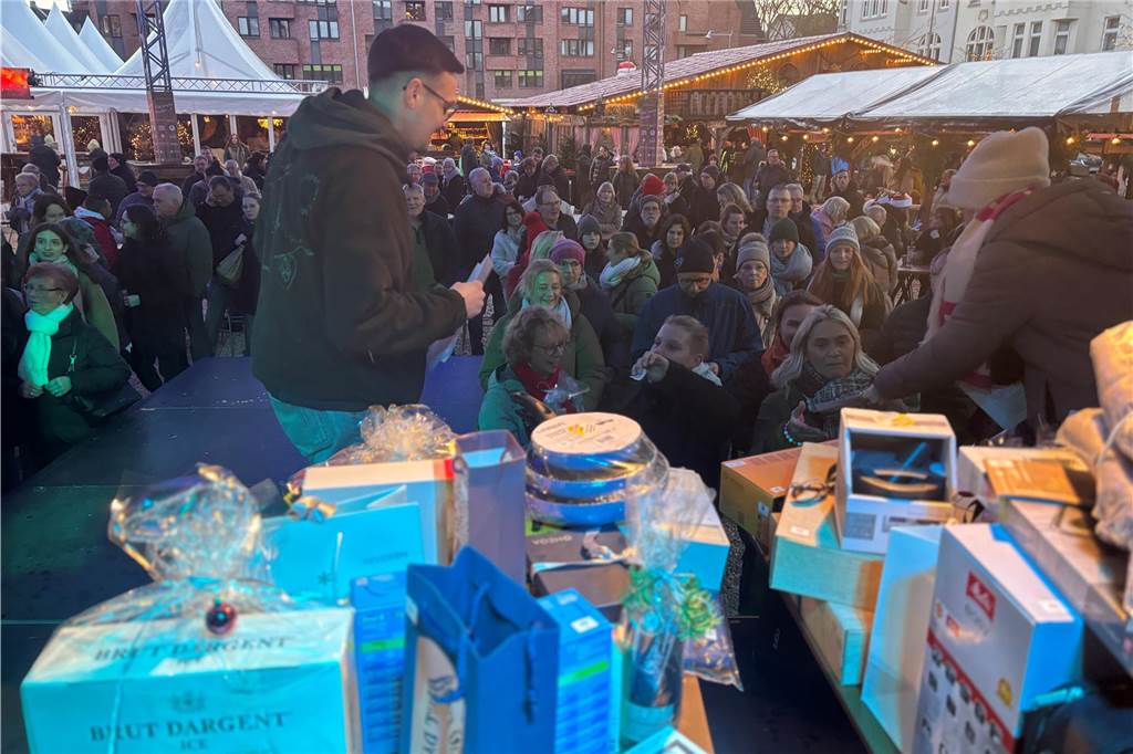 Tombola sorgt für strahlende Gesichter: Die schönsten Fotos von der Aktion am Weihnachtsdorf Tombola sorgt für strahlende Gesichter: Die schönsten Fotos von der Aktion am Weihnachtsdorf