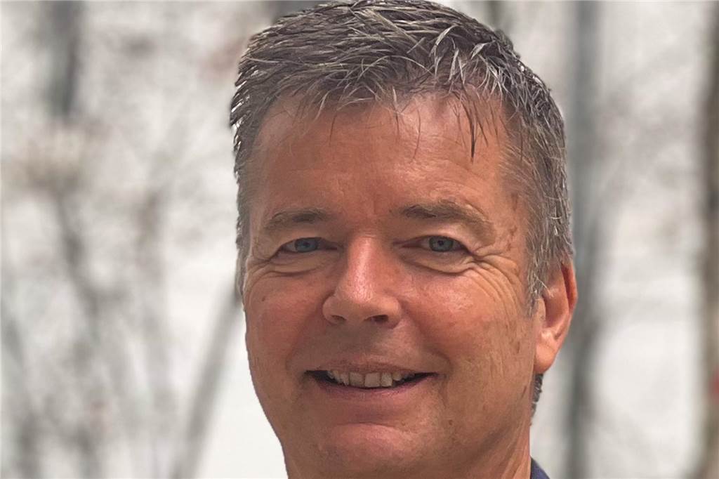 kommentar Sportredakteur Michael Dötsch blickt in die Kamera.