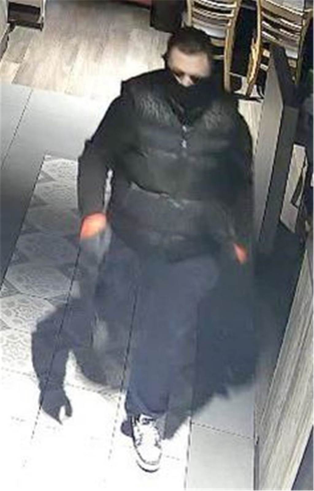 Wer brach in die Bäckerei-Filialen ein? Polizei sucht mit Bildern