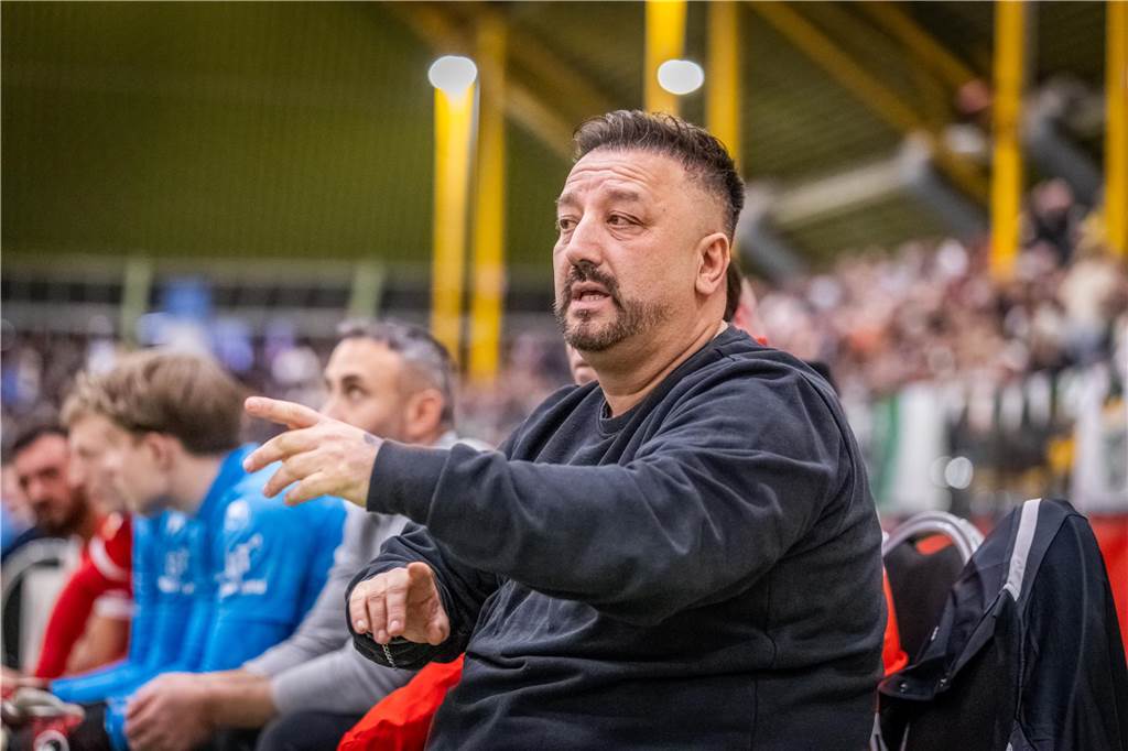 Kochende Stimmung in der Helmut-Körnig-Halle: Die besten Fotos vom ersten Endrundentag