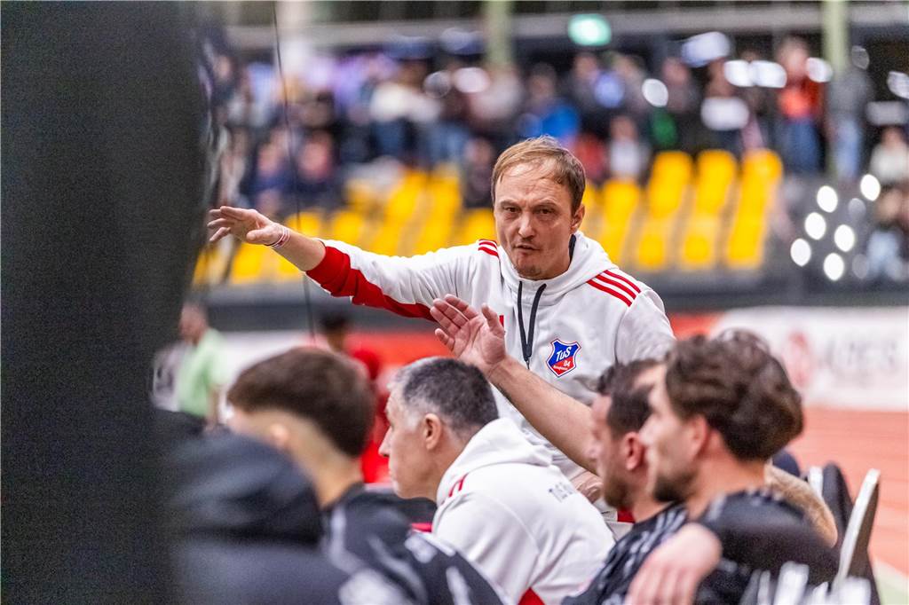 Kochende Stimmung in der Helmut-Körnig-Halle: Die besten Fotos vom ersten Endrundentag