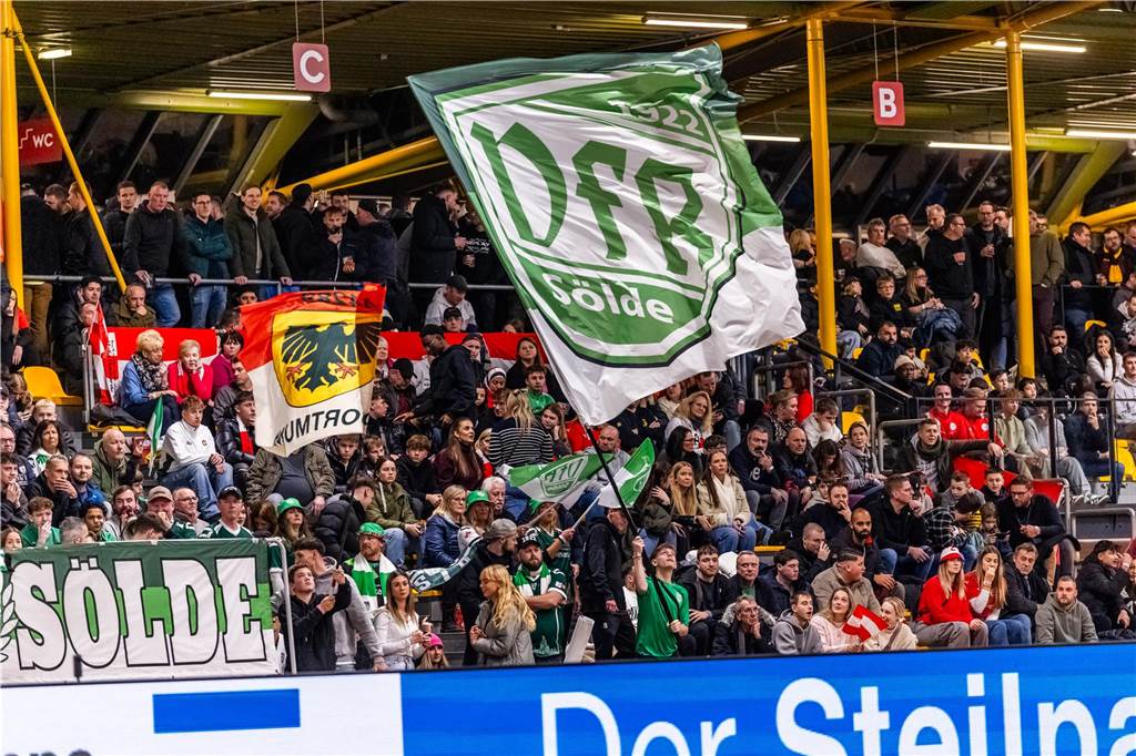 Kochende Stimmung in der Helmut-Körnig-Halle: Die besten Fotos vom ersten Endrundentag