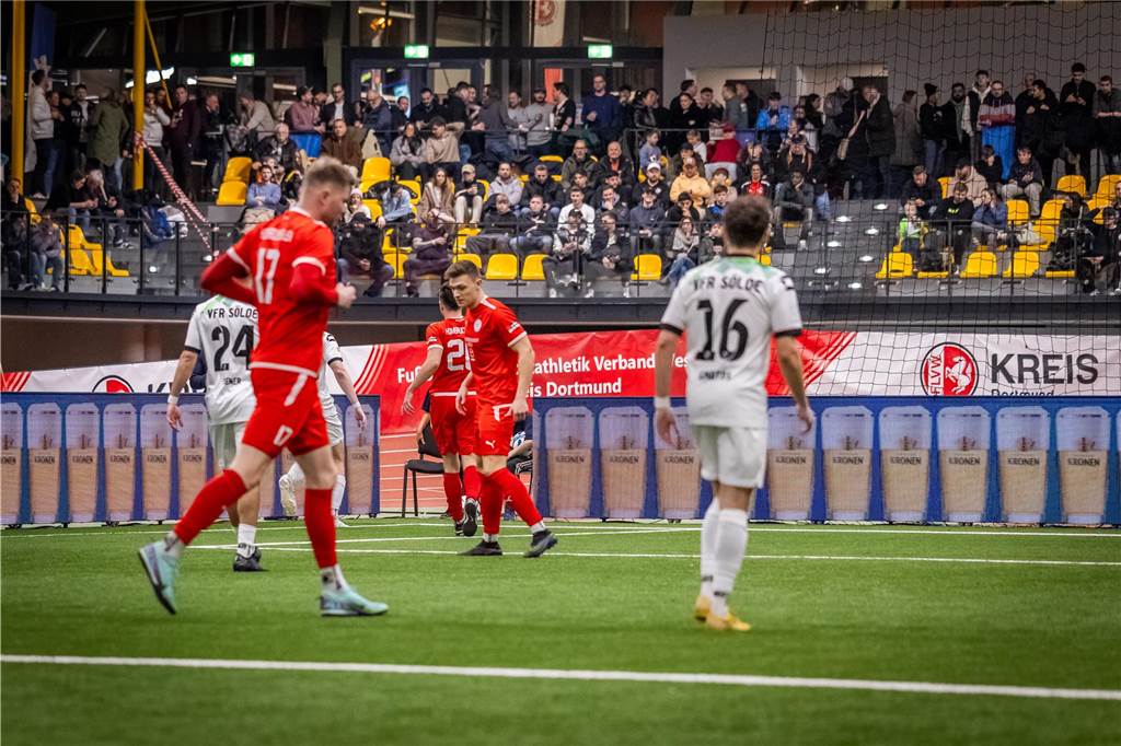 Kochende Stimmung in der Helmut-Körnig-Halle: Die besten Fotos vom ersten Endrundentag