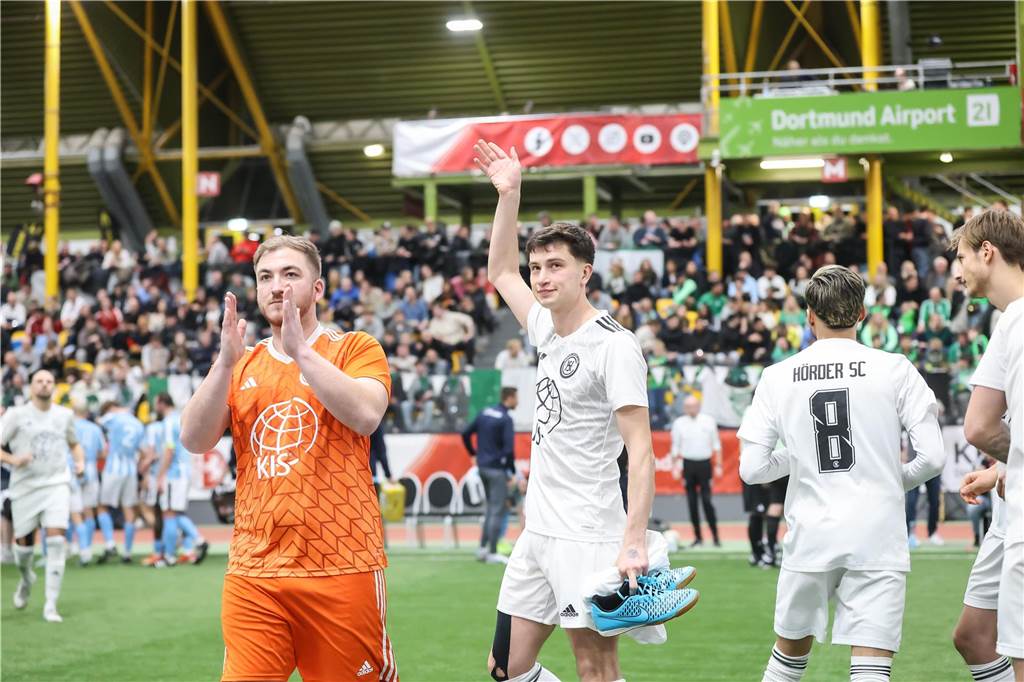 Kochende Stimmung in der Helmut-Körnig-Halle: Die besten Fotos vom ersten Endrundentag