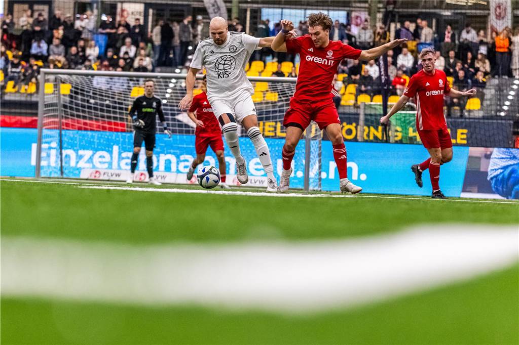 Kochende Stimmung in der Helmut-Körnig-Halle: Die besten Fotos vom ersten Endrundentag