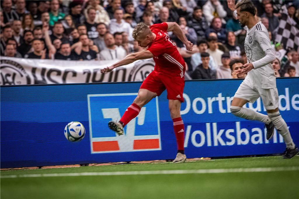 Kochende Stimmung in der Helmut-Körnig-Halle: Die besten Fotos vom ersten Endrundentag