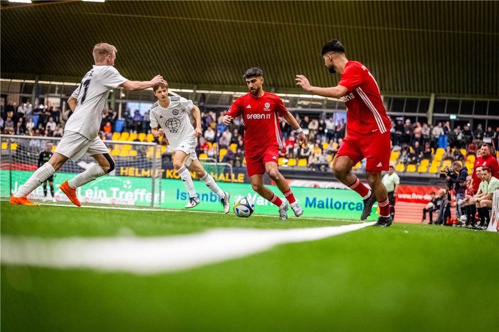 Kochende Stimmung in der Helmut-Körnig-Halle: Die besten Fotos vom ersten Endrundentag