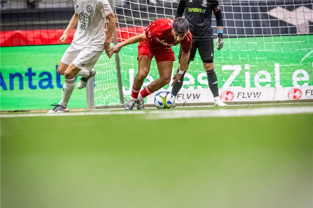 Kochende Stimmung in der Helmut-Körnig-Halle: Die besten Fotos vom ersten Endrundentag