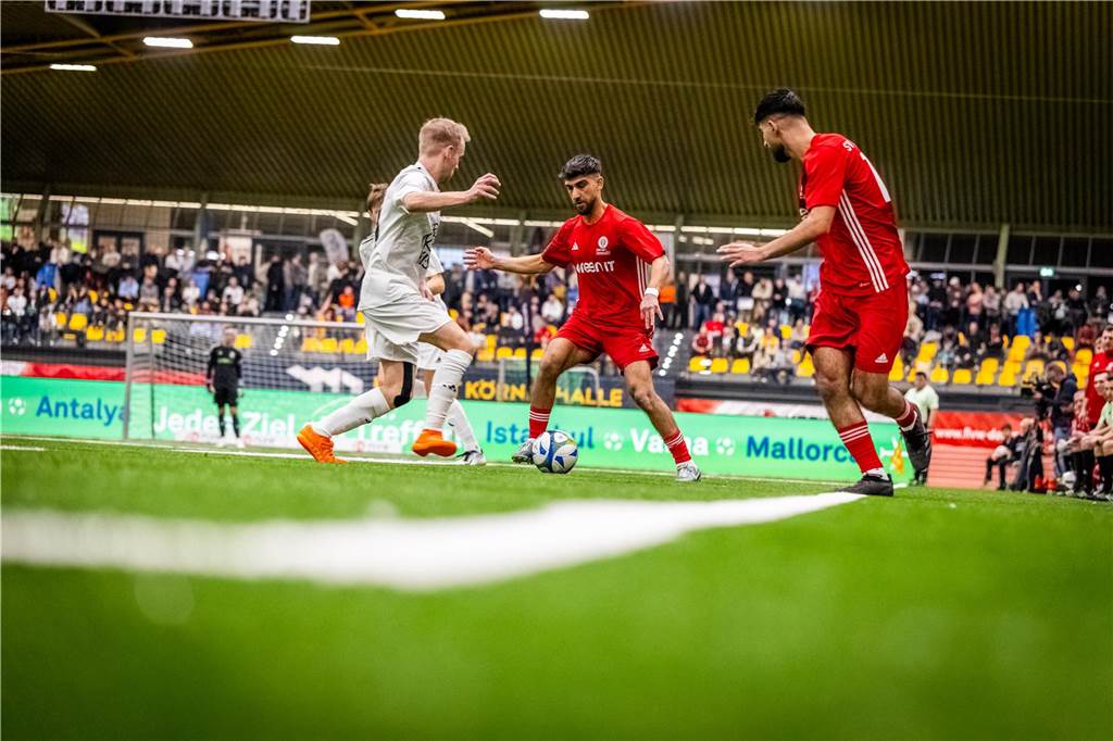 Kochende Stimmung in der Helmut-Körnig-Halle: Die besten Fotos vom ersten Endrundentag