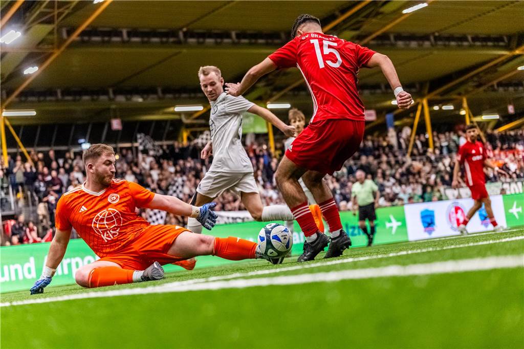 Kochende Stimmung in der Helmut-Körnig-Halle: Die besten Fotos vom ersten Endrundentag