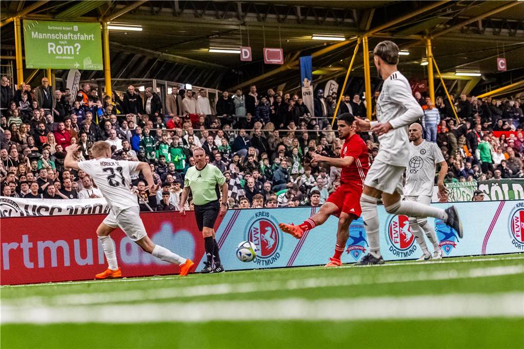 Kochende Stimmung in der Helmut-Körnig-Halle: Die besten Fotos vom ersten Endrundentag