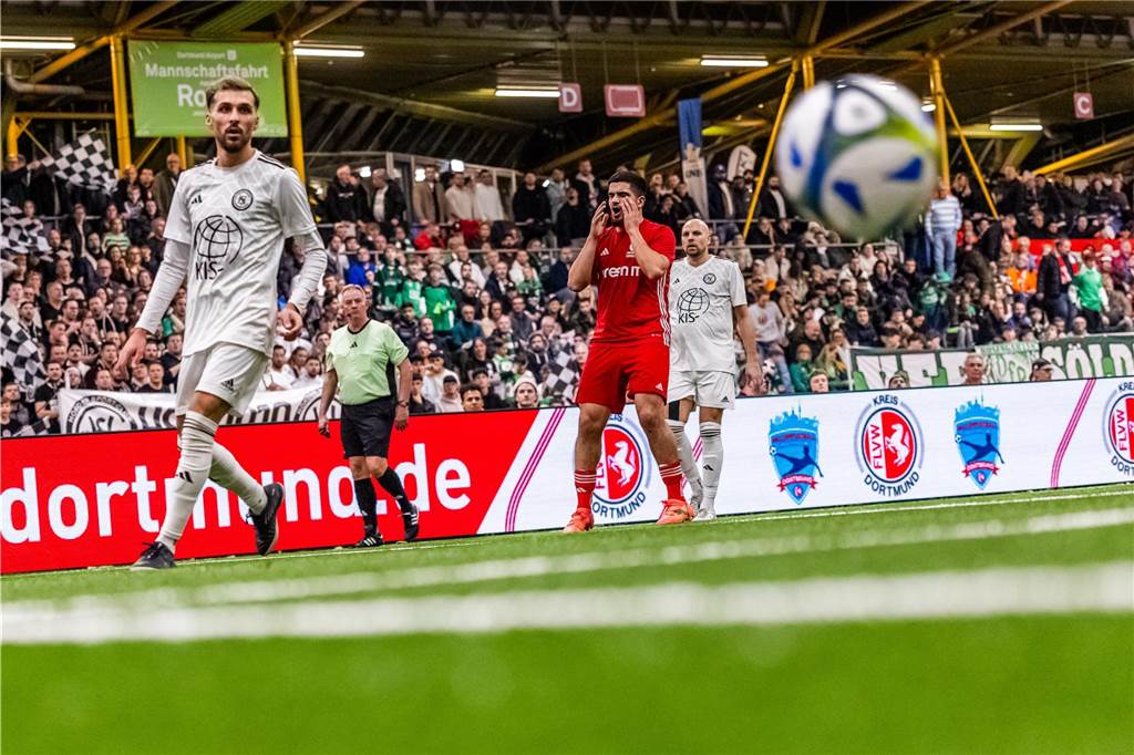 Kochende Stimmung in der Helmut-Körnig-Halle: Die besten Fotos vom ersten Endrundentag