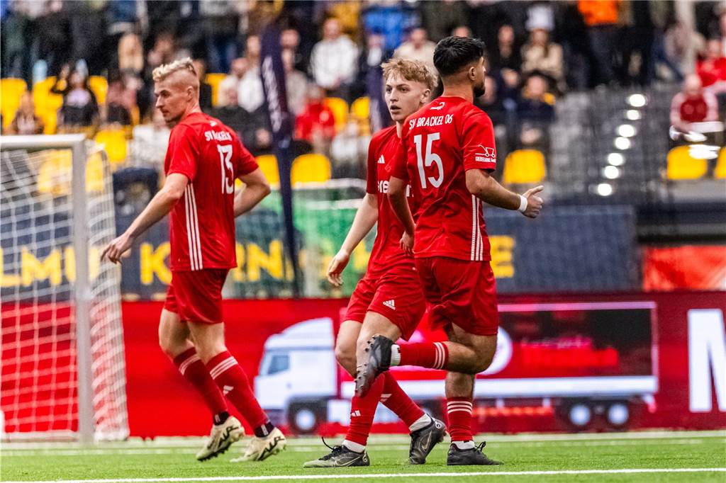 Kochende Stimmung in der Helmut-Körnig-Halle: Die besten Fotos vom ersten Endrundentag