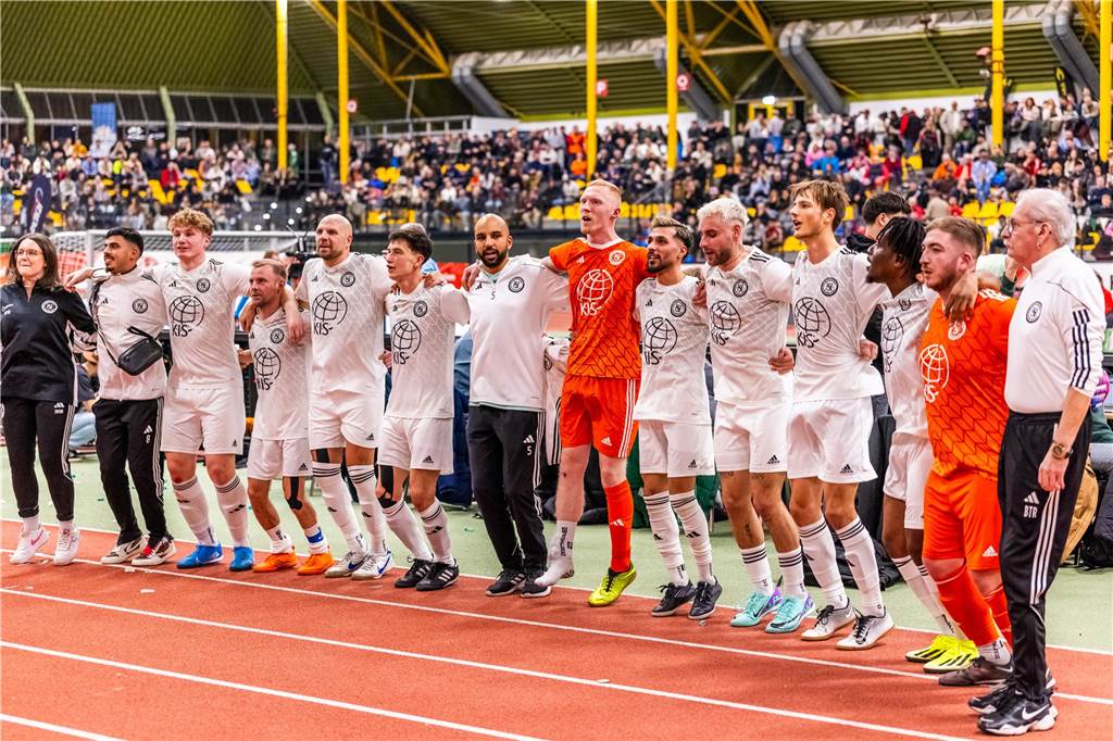 Kochende Stimmung in der Helmut-Körnig-Halle: Die besten Fotos vom ersten Endrundentag