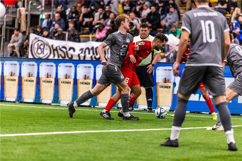 Kochende Stimmung in der Helmut-Körnig-Halle: Die besten Fotos vom ersten Endrundentag