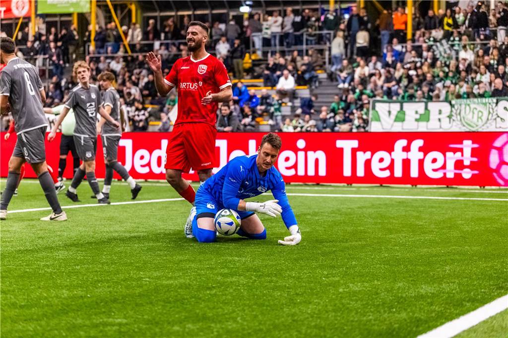 Kochende Stimmung in der Helmut-Körnig-Halle: Die besten Fotos vom ersten Endrundentag