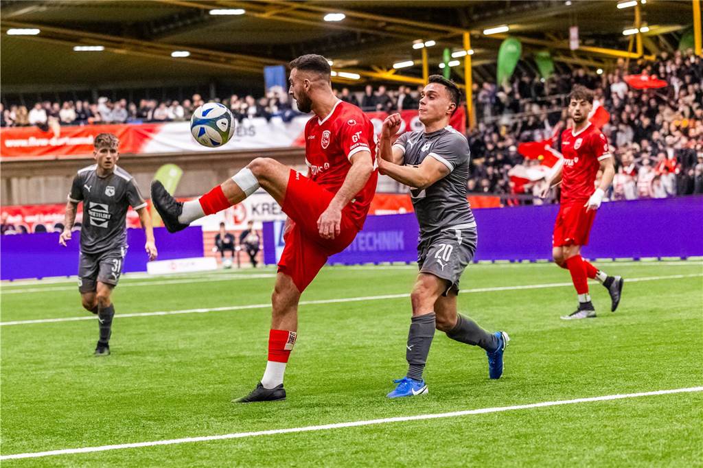 Kochende Stimmung in der Helmut-Körnig-Halle: Die besten Fotos vom ersten Endrundentag