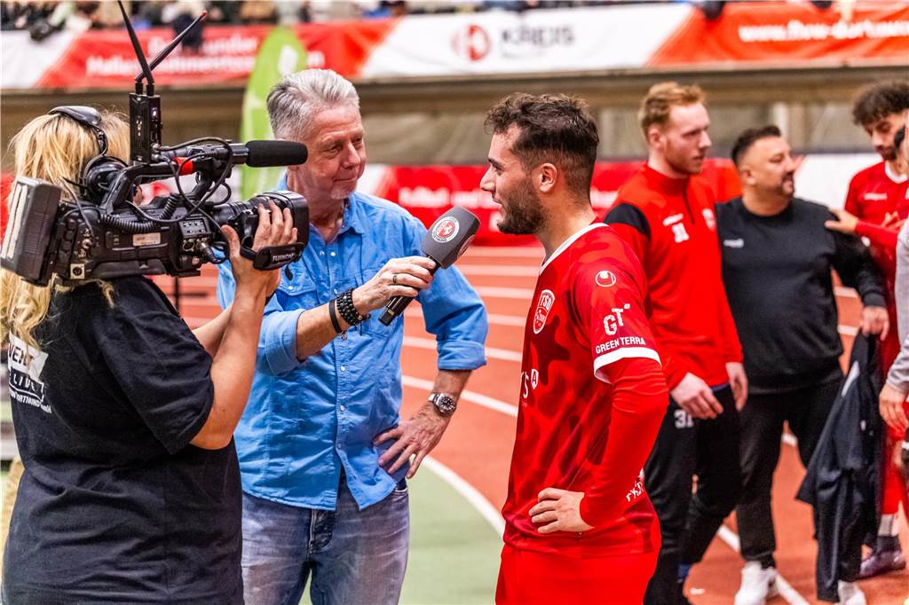 Kochende Stimmung in der Helmut-Körnig-Halle: Die besten Fotos vom ersten Endrundentag