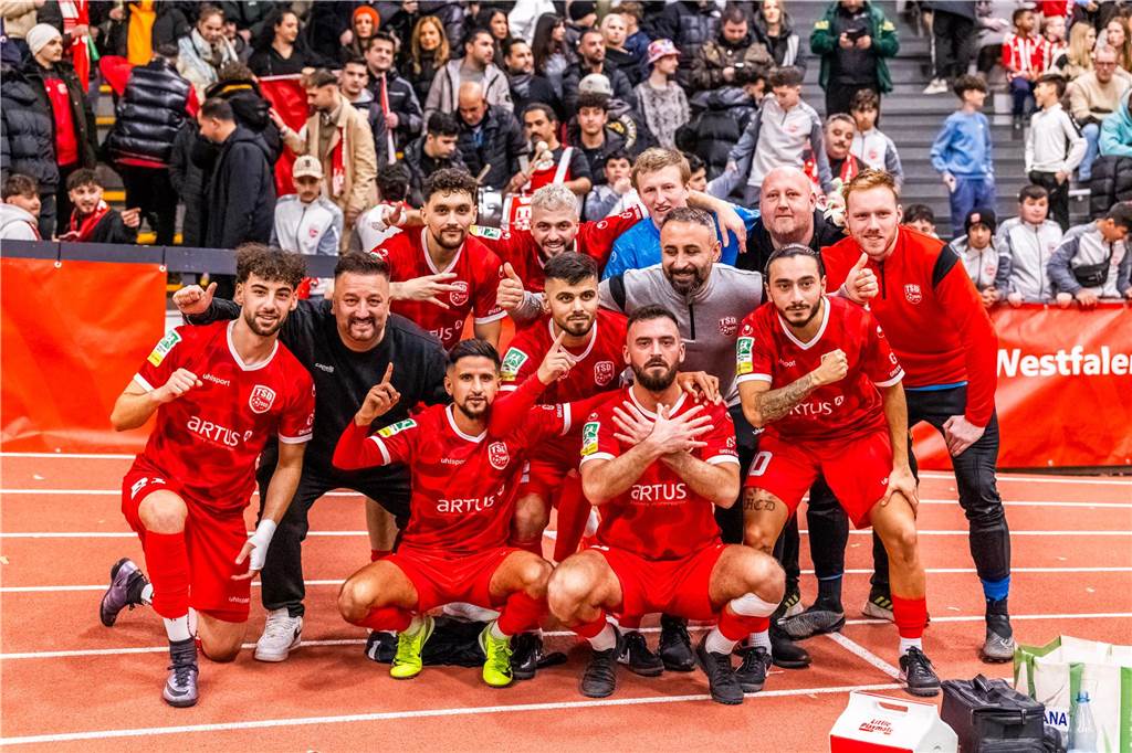 Kochende Stimmung in der Helmut-Körnig-Halle: Die besten Fotos vom ersten Endrundentag