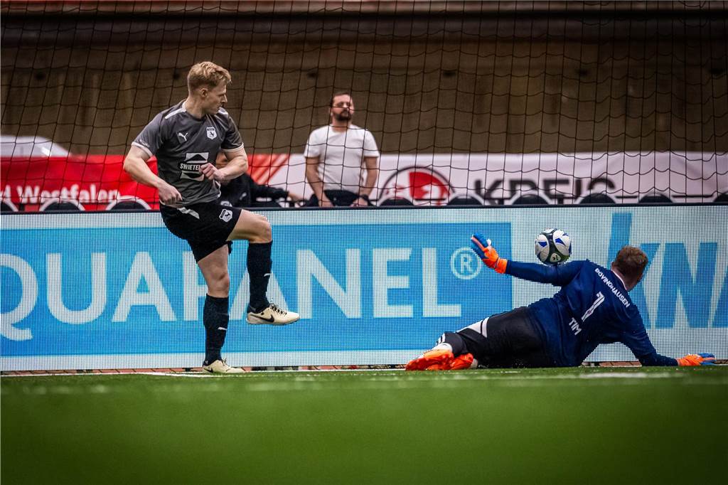 Kochende Stimmung in der Helmut-Körnig-Halle: Die besten Fotos vom ersten Endrundentag