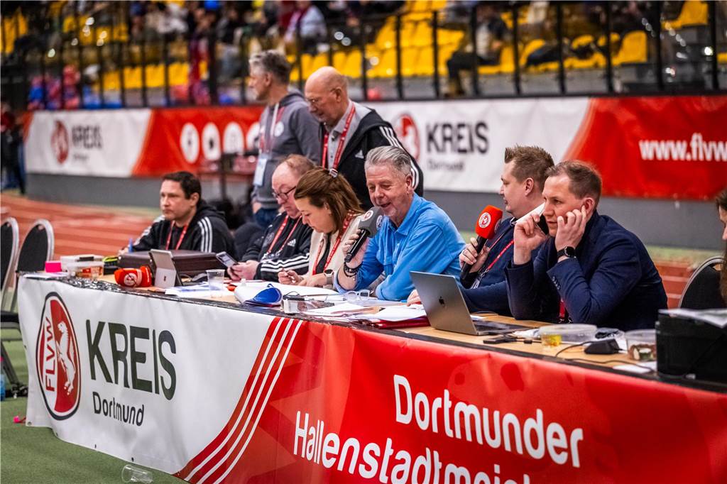 Kochende Stimmung in der Helmut-Körnig-Halle: Die besten Fotos vom ersten Endrundentag