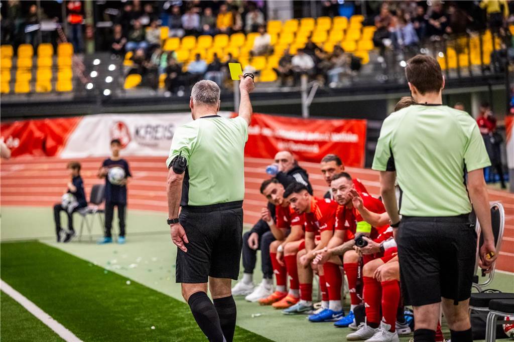 Kochende Stimmung in der Helmut-Körnig-Halle: Die besten Fotos vom ersten Endrundentag
