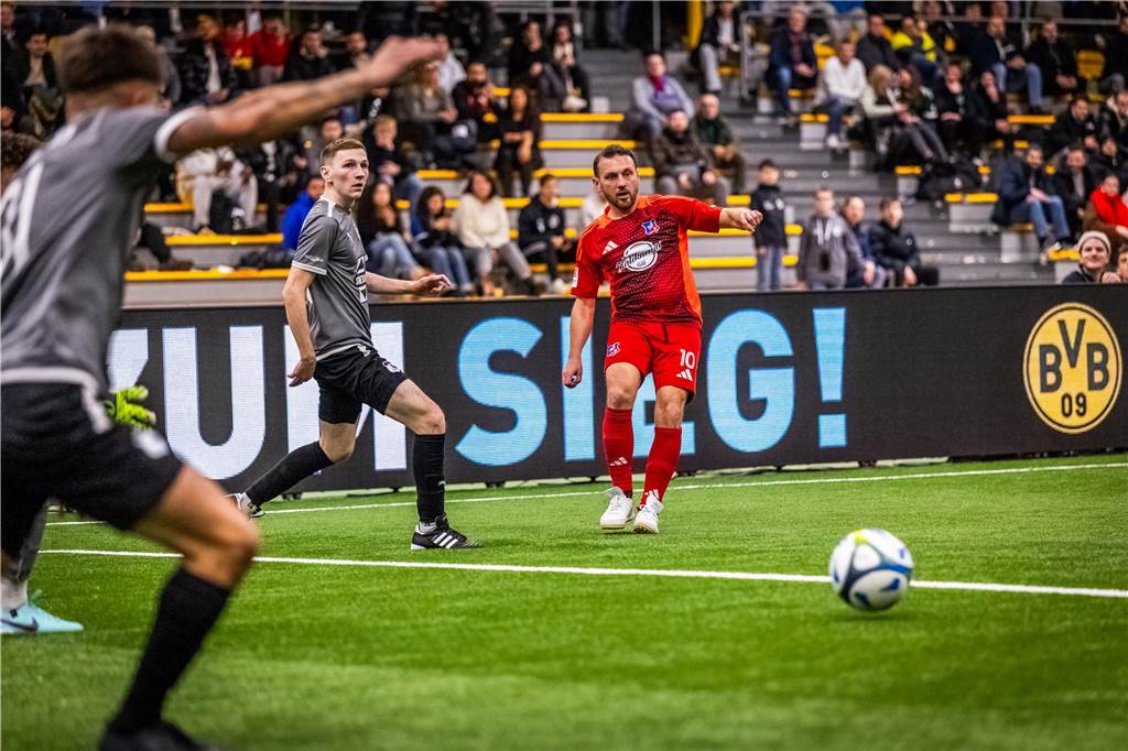 Kochende Stimmung in der Helmut-Körnig-Halle: Die besten Fotos vom ersten Endrundentag