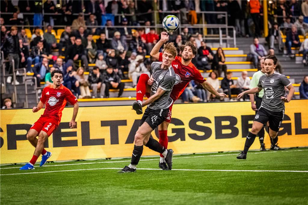 Kochende Stimmung in der Helmut-Körnig-Halle: Die besten Fotos vom ersten Endrundentag