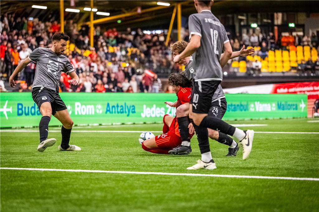 Kochende Stimmung in der Helmut-Körnig-Halle: Die besten Fotos vom ersten Endrundentag