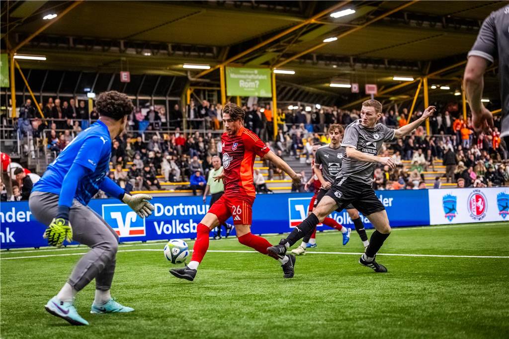 Kochende Stimmung in der Helmut-Körnig-Halle: Die besten Fotos vom ersten Endrundentag