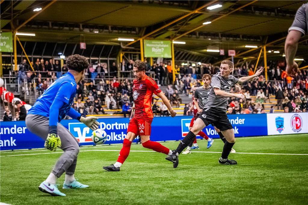 Kochende Stimmung in der Helmut-Körnig-Halle: Die besten Fotos vom ersten Endrundentag
