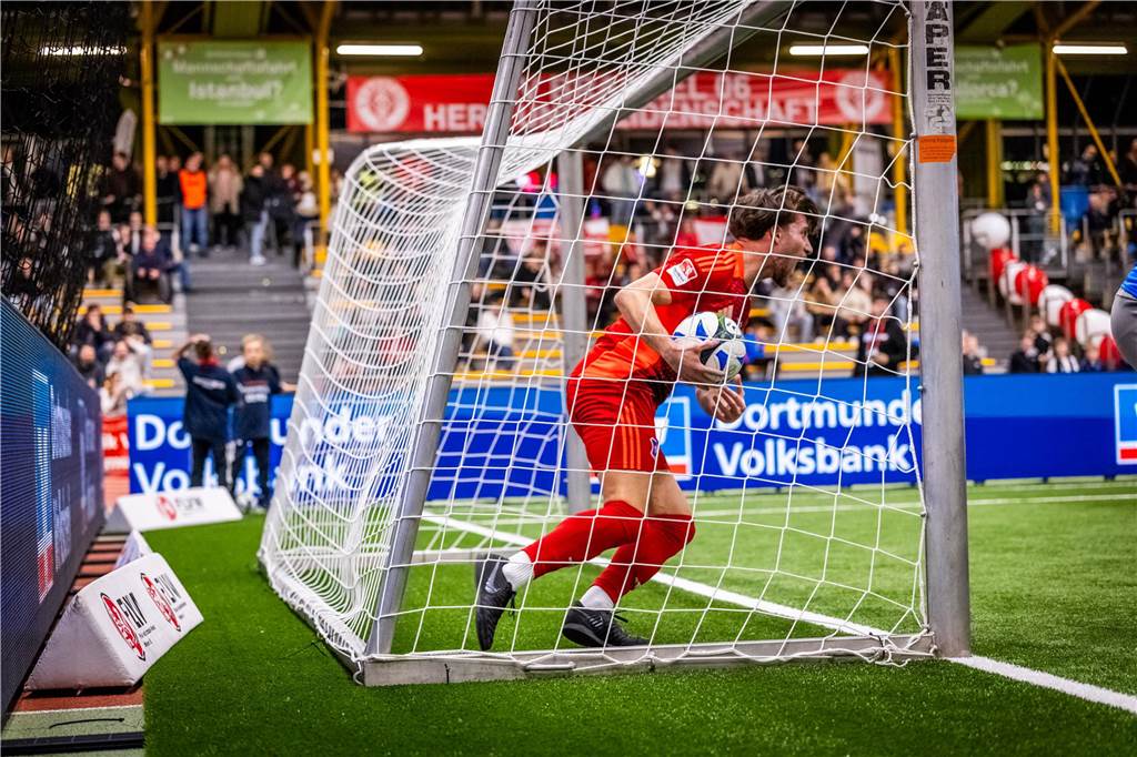 Kochende Stimmung in der Helmut-Körnig-Halle: Die besten Fotos vom ersten Endrundentag