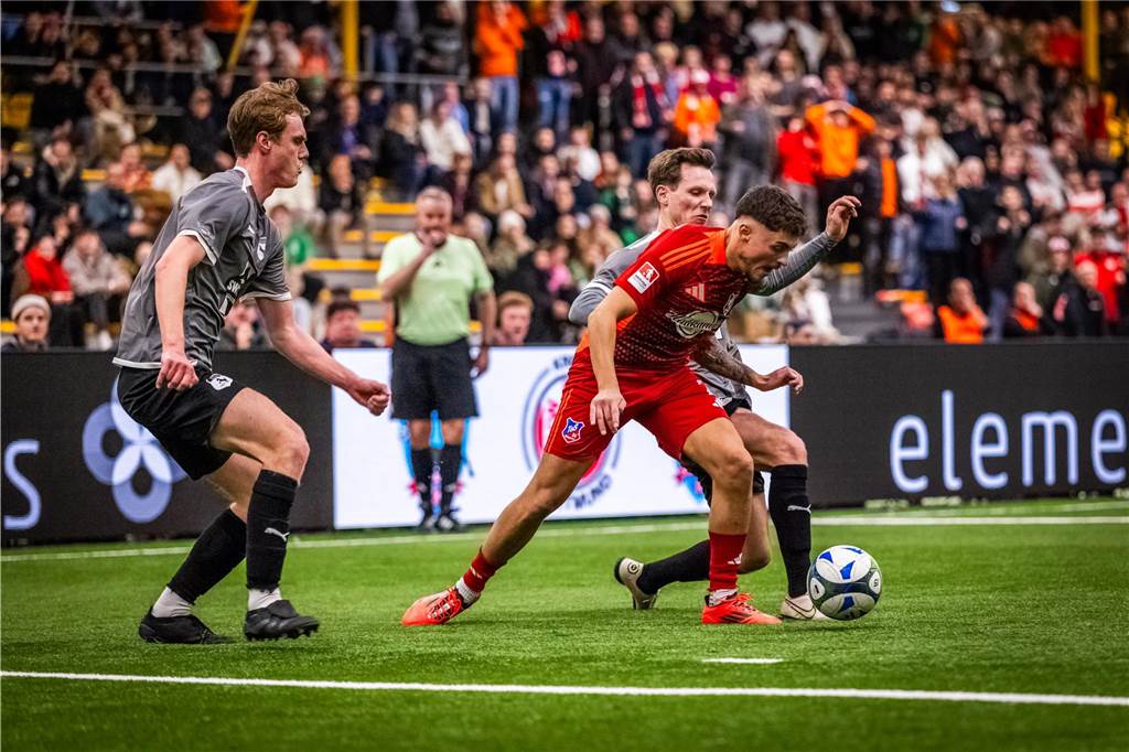 Kochende Stimmung in der Helmut-Körnig-Halle: Die besten Fotos vom ersten Endrundentag