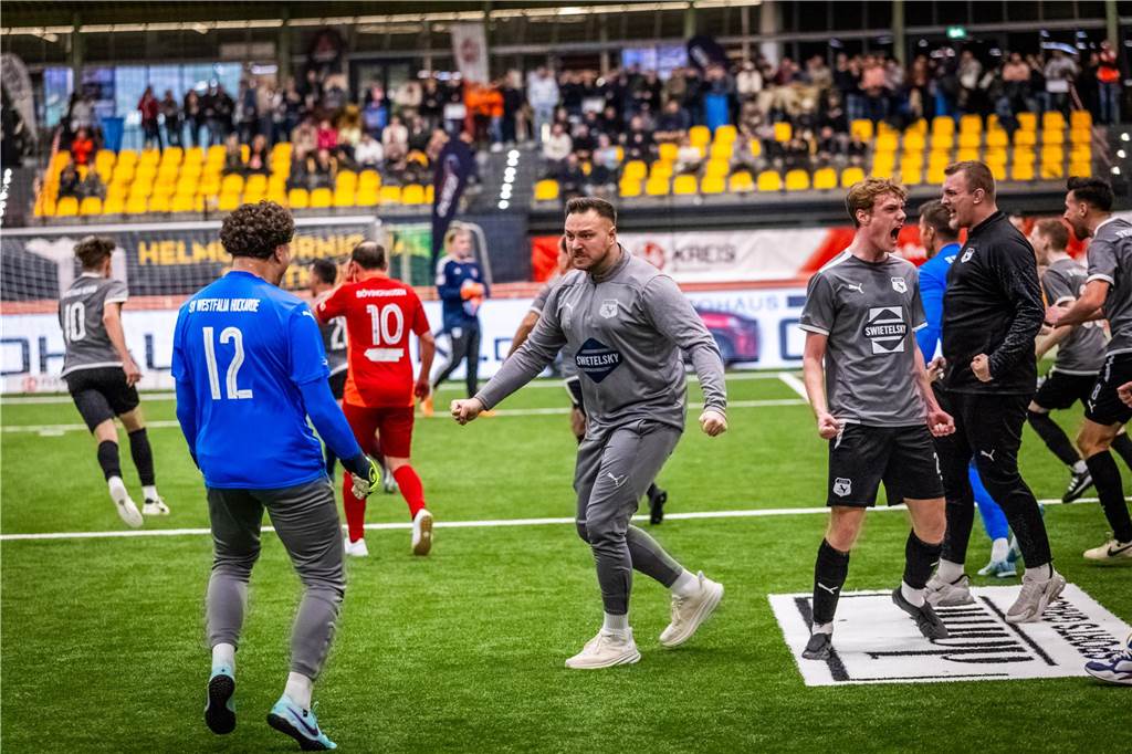 Kochende Stimmung in der Helmut-Körnig-Halle: Die besten Fotos vom ersten Endrundentag
