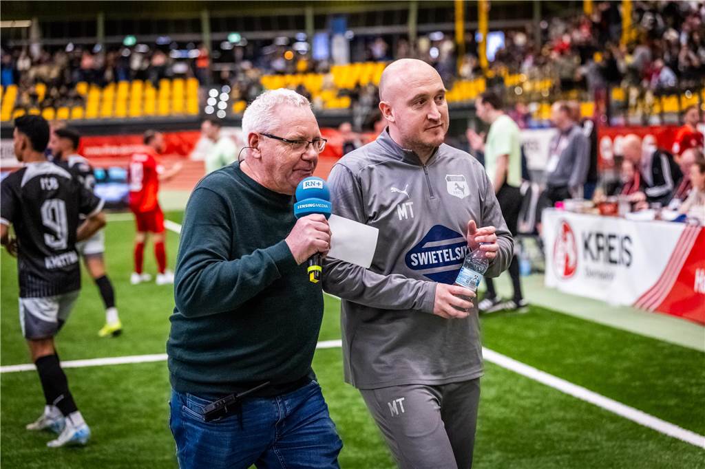 Kochende Stimmung in der Helmut-Körnig-Halle: Die besten Fotos vom ersten Endrundentag