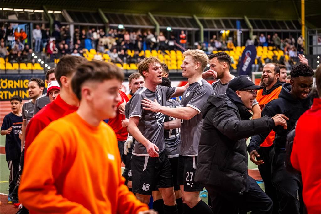 Kochende Stimmung in der Helmut-Körnig-Halle: Die besten Fotos vom ersten Endrundentag