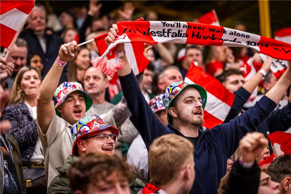 Kochende Stimmung in der Helmut-Körnig-Halle: Die besten Fotos vom ersten Endrundentag