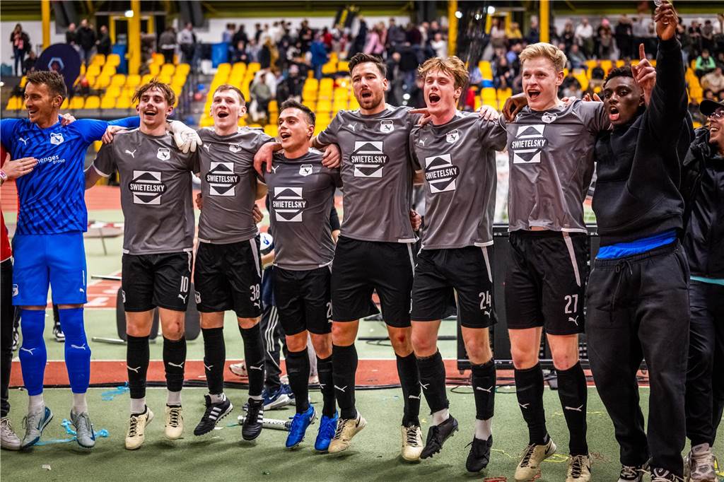 Kochende Stimmung in der Helmut-Körnig-Halle: Die besten Fotos vom ersten Endrundentag