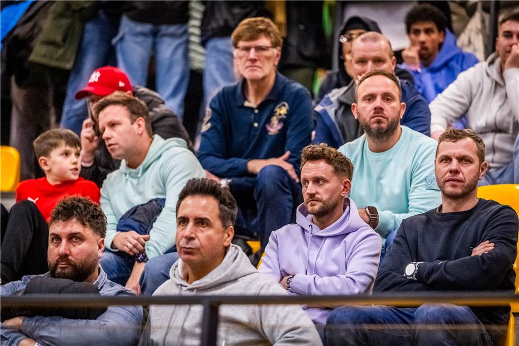 Kochende Stimmung in der Helmut-Körnig-Halle: Die besten Fotos vom ersten Endrundentag