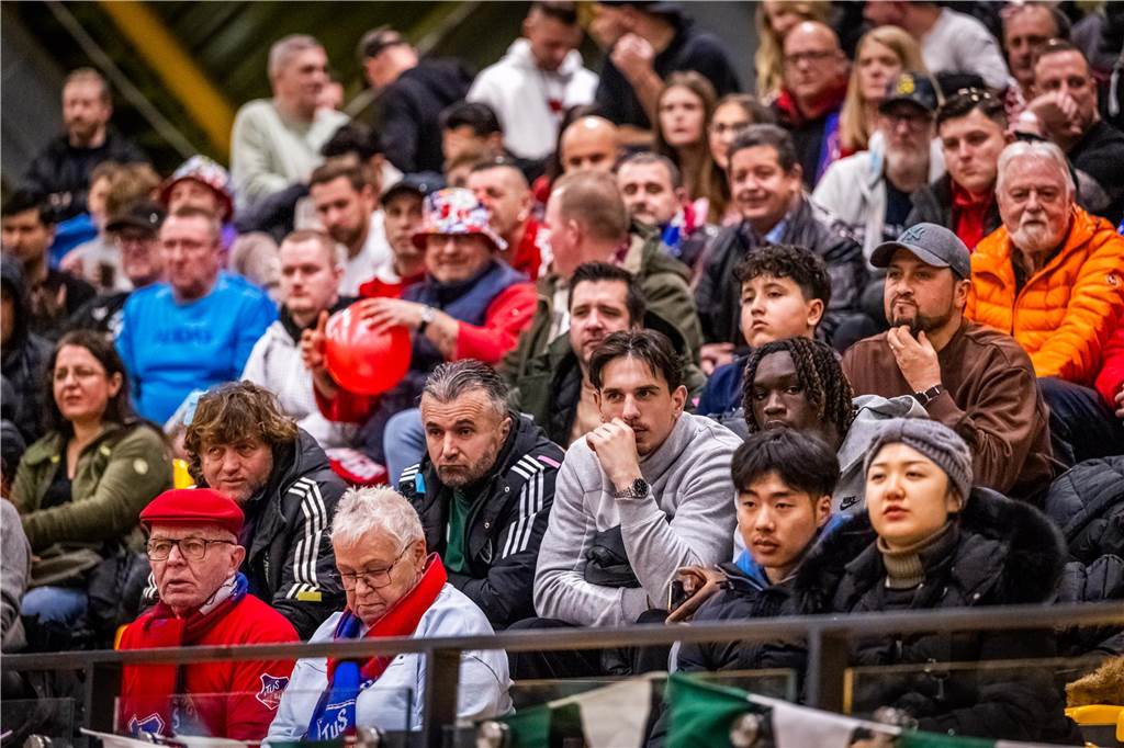 Kochende Stimmung in der Helmut-Körnig-Halle: Die besten Fotos vom ersten Endrundentag