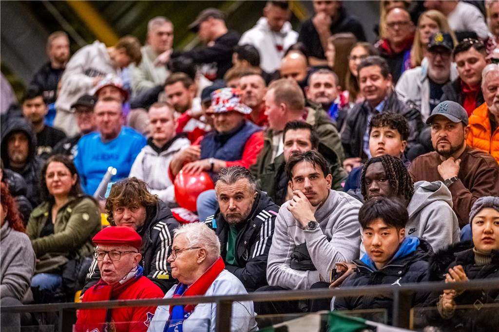 Kochende Stimmung in der Helmut-Körnig-Halle: Die besten Fotos vom ersten Endrundentag