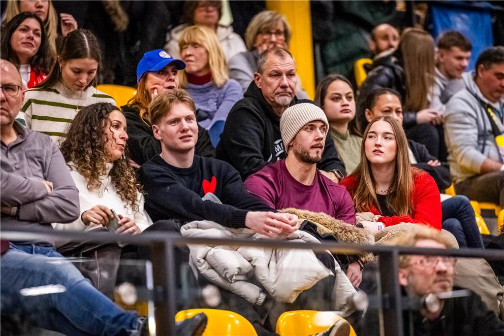 Kochende Stimmung in der Helmut-Körnig-Halle: Die besten Fotos vom ersten Endrundentag