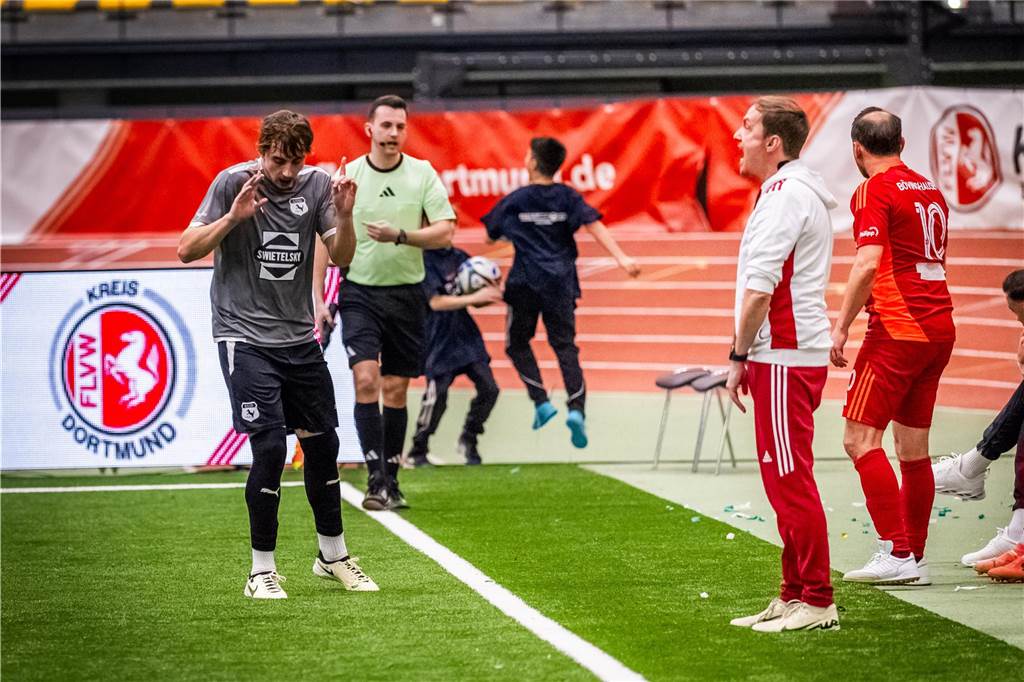 Kochende Stimmung in der Helmut-Körnig-Halle: Die besten Fotos vom ersten Endrundentag