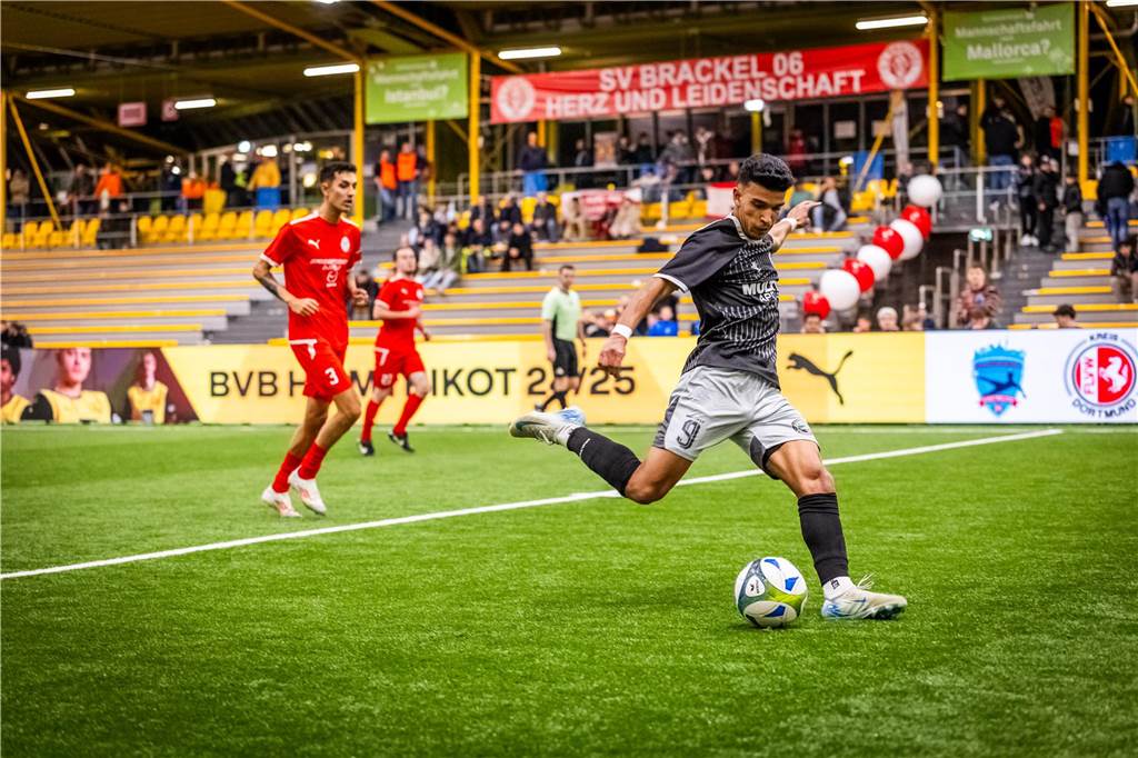Kochende Stimmung in der Helmut-Körnig-Halle: Die besten Fotos vom ersten Endrundentag