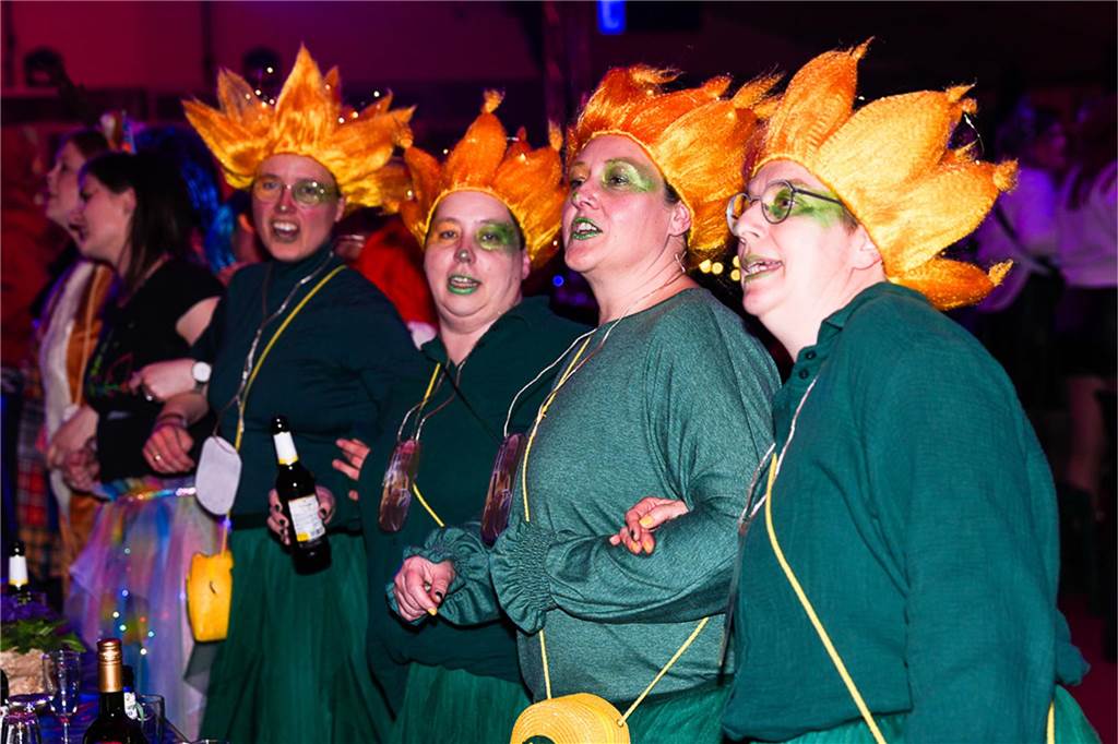 Beste Stimmung an Altweiber: Närrinnen feiern in Klein-Köln Karnaval in Wüllen