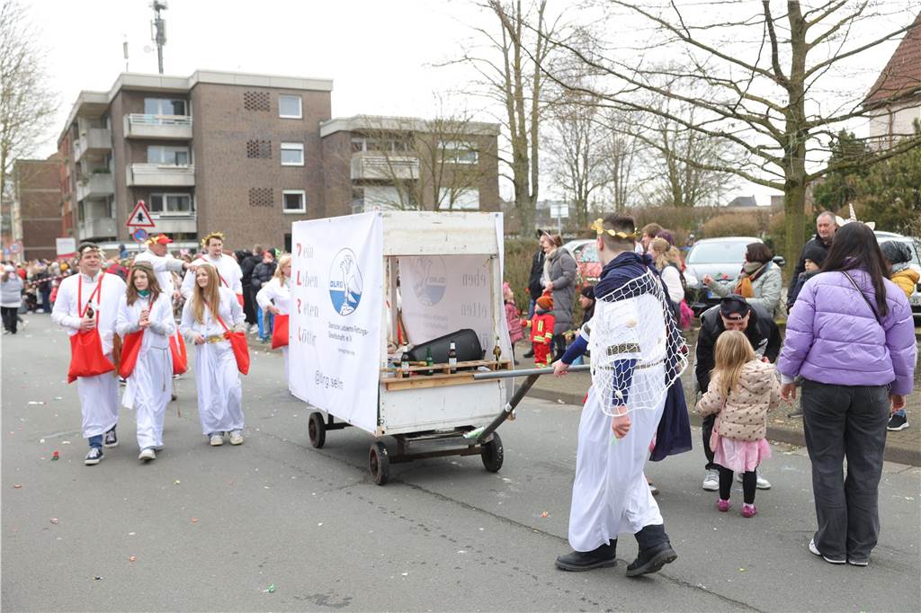 Fußgruppen und Wagen beim Umzug in Selm 2025
